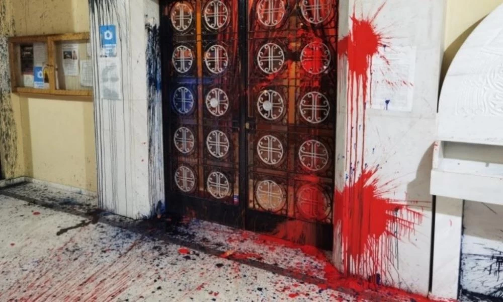 Κάτω Πατήσια: Βανδαλισμοί στην εκκλησία όπου λειτουργούσε ο κατηγορούμενος για βιασμό ιερέας